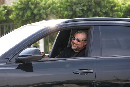 Conductor de taxi manejando en la ciudad