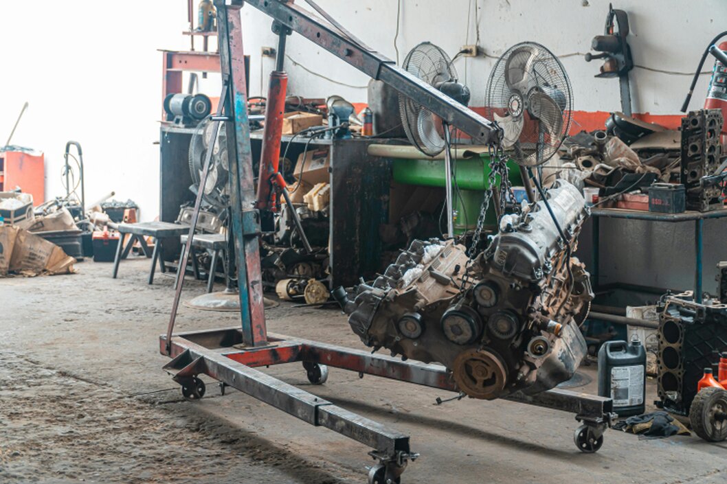 Taxi sobre un elevador en un taller mecánico